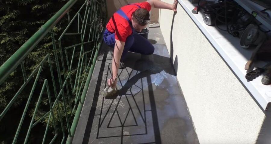 Gruntowanie powierzchni balkonu