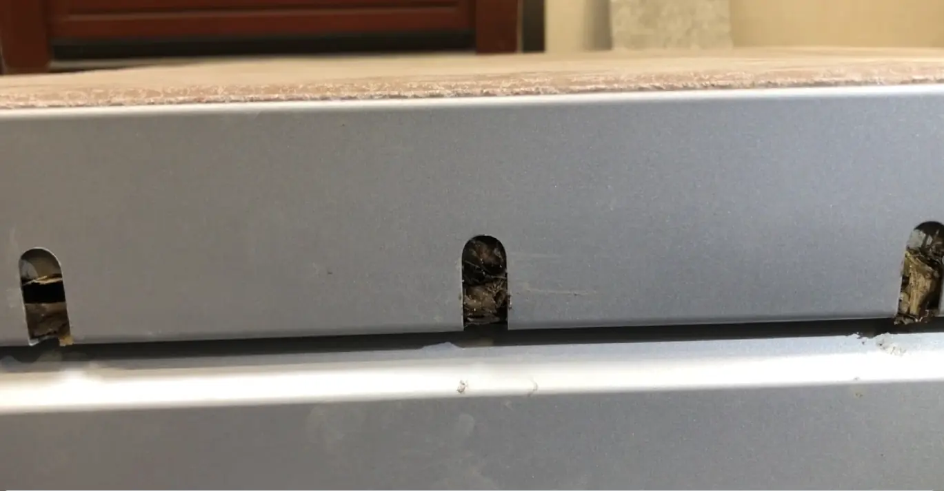 Zanieczyszczone otwory odwodnienia tarasu z posadzką wentylowaną