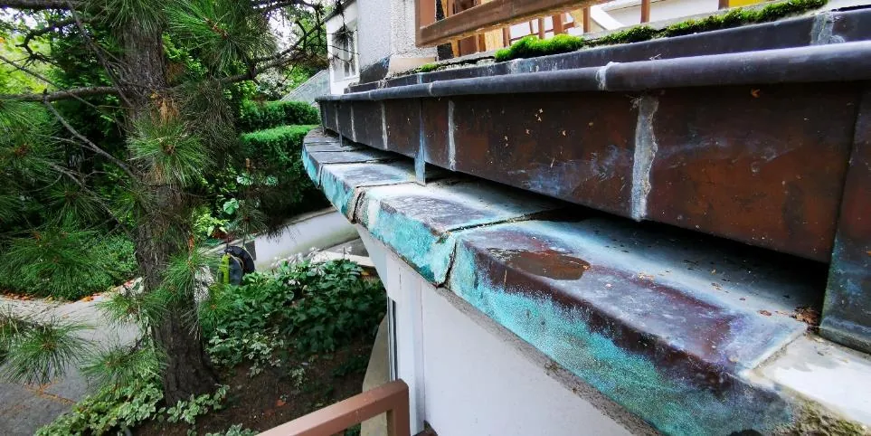 Korozja okapnika wykonanego z blachy miedzianej