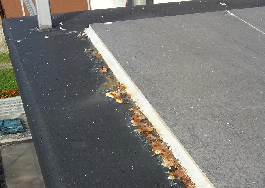 Korozja okapnika wykonanego z powlekanej blachy stalowej w części zewnętrznej