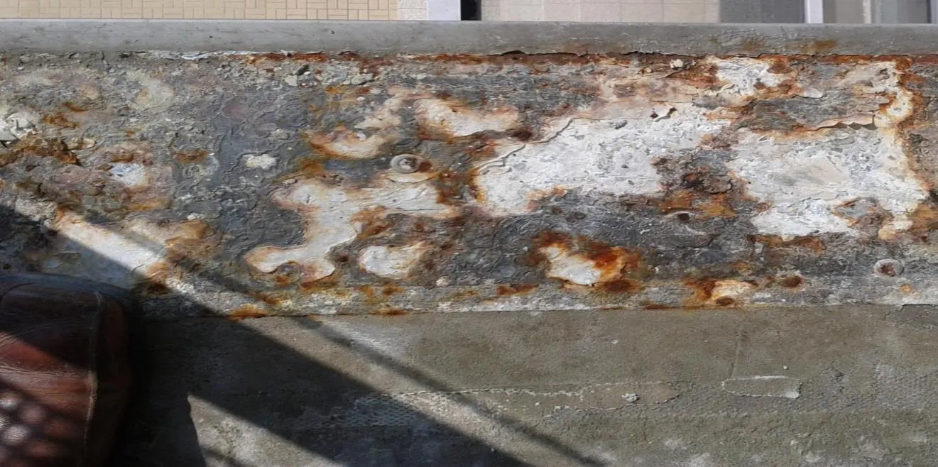 Korozja okapnika wykonanego z powlekanej blachy stalowej po zdjęciu płytki posadzkowej