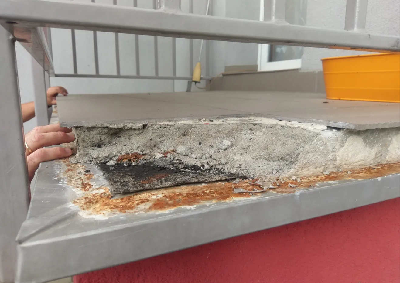 Korozja okapnika wykonanego z powlekanej blachy stalowej na styku z wylewką cementową