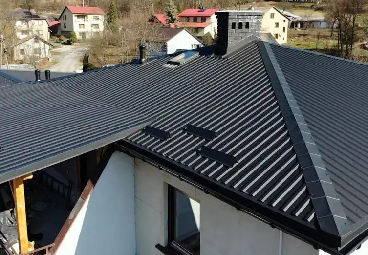 Obróbki blacharskie na dachy