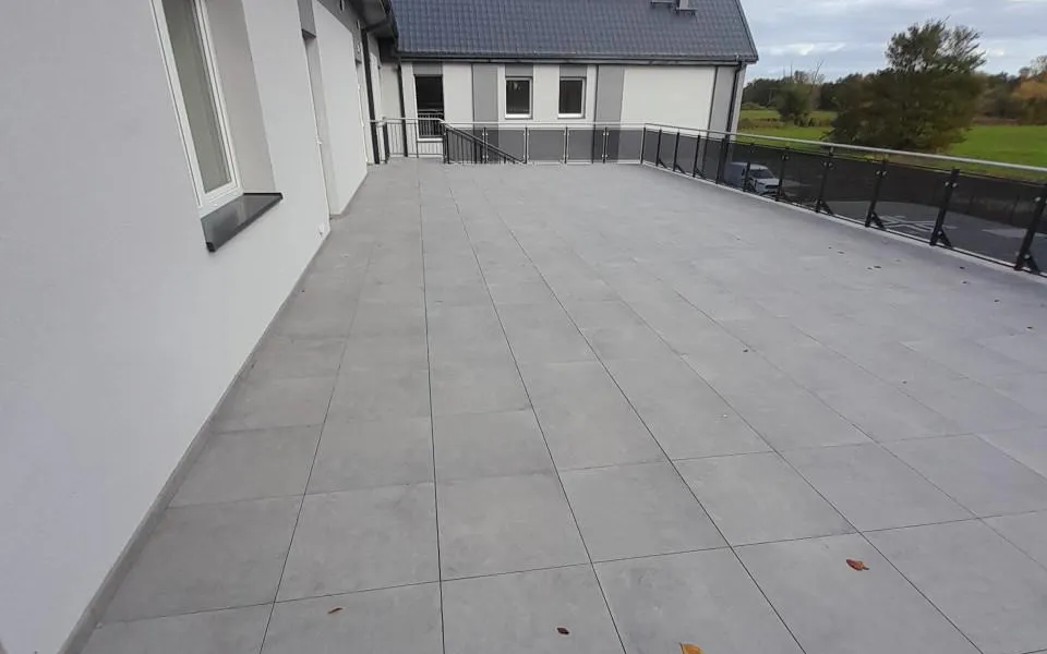 Realizacja Renoplast system PRO W35 z rynną R50 taras wentylowany