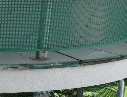 Zniszczony okap balkonowy