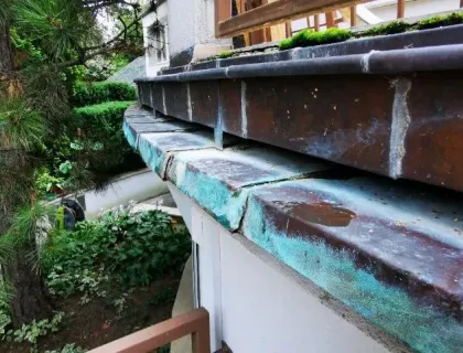 Korozja okapnika wykonanego z blachy miedzianej